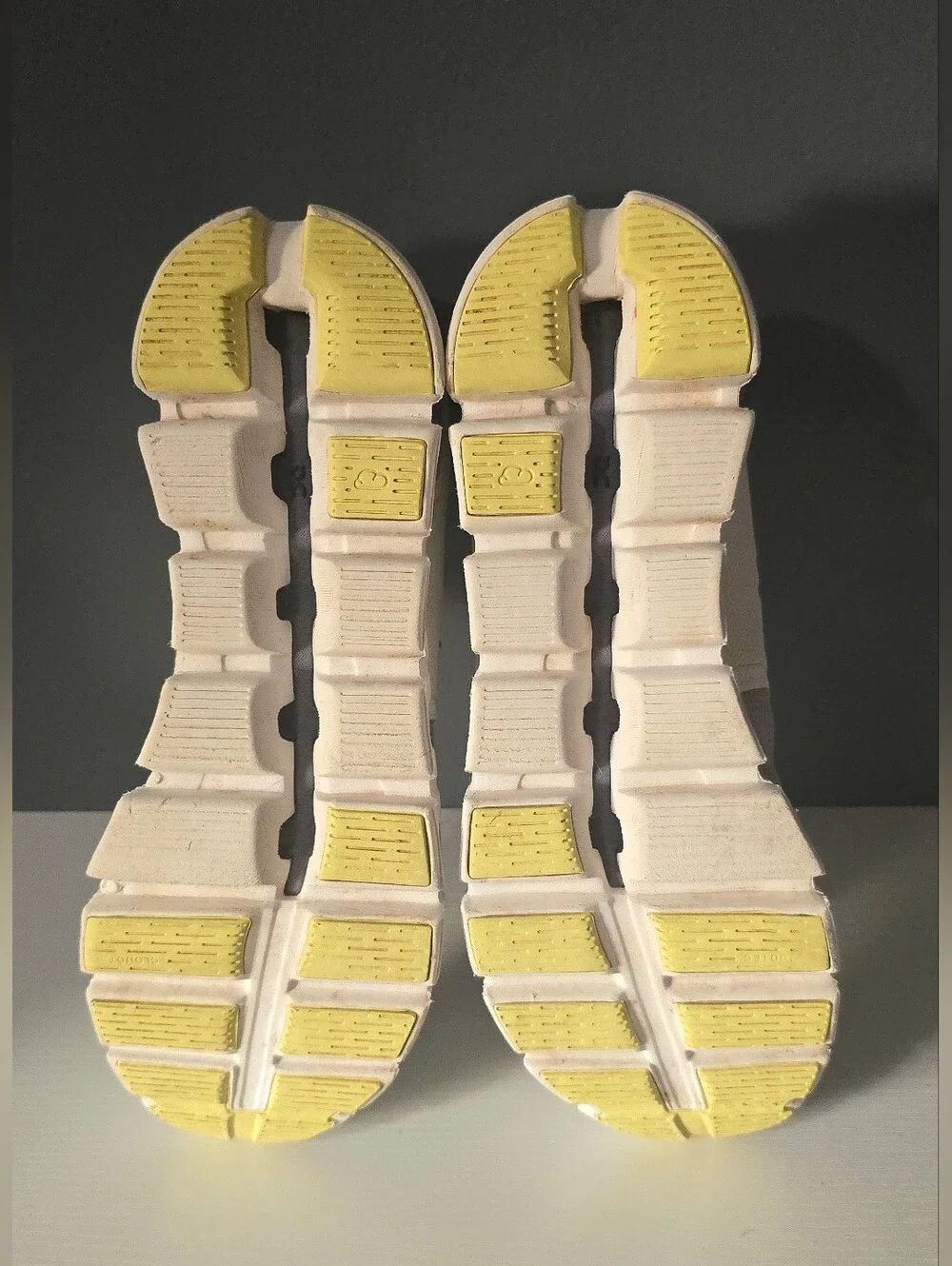 On Running Cloud 5 Push shoes in the Undyed White/Glacier